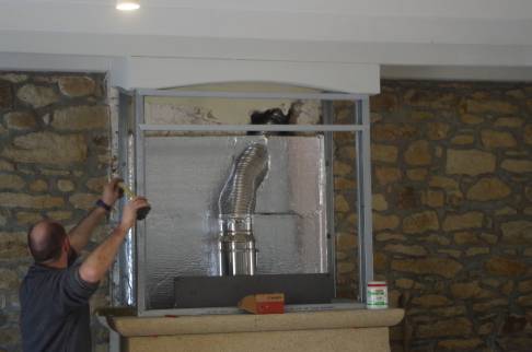 Pose d’une cheminée en pierre avec insert Vannes