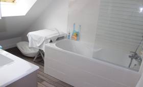 Baignoire d’une salle de bains sous combles à Cholet