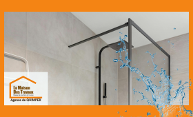 Douche à l’italienne moderne à Tréogat avec robinetterie noire et paroi en verre, conçue pour un confort optimal.