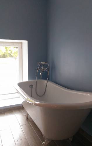 Vue d'ensemble baignoire îlot sur pieds