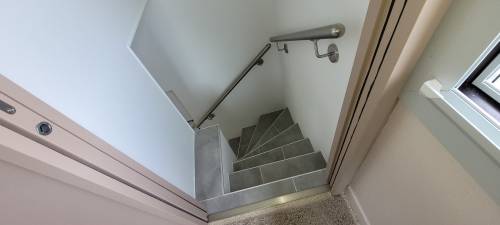 Haut de l'escalier et porte à galandage