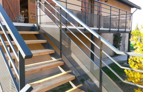 Un nouveau balcon et de beaux escaliers, mélange de bois et de métal