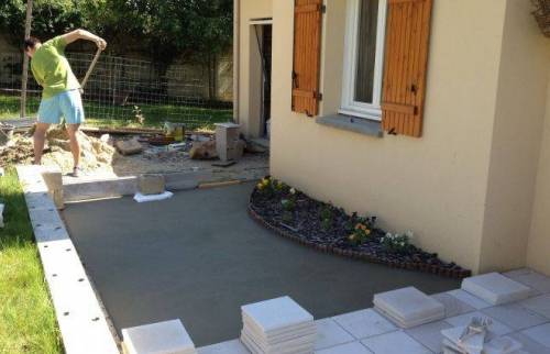 chantier maçonnerie préparation du sol avant pose des dalles de la terrasse - Meaux - 77100 -