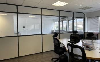 un grand bureau lumineux