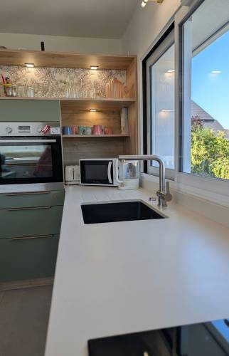 Espace évier d’une cuisine rénovée à Voiron, installé sous la fenêtre pour profiter pleinement de la lumière naturelle.