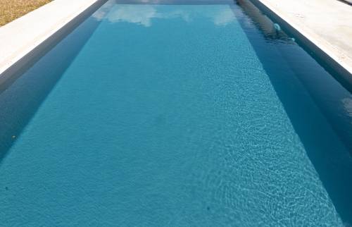 piscine béton avec marche pour enfants sur mesure Serbannes