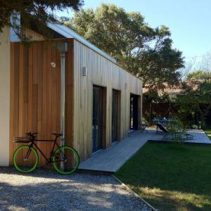 Extension en bois d’une résidence secondaire, Hossegor - Baies vitrées sur le jardin