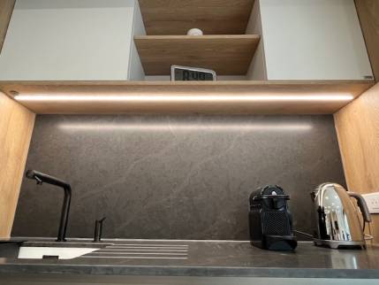 Eclairage LED à faisceau dans une cuisine contemporaine - Nantes 44000