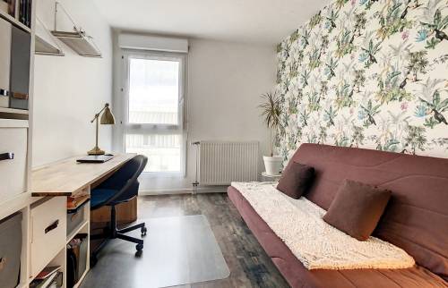 La chambre rénovée en bureau