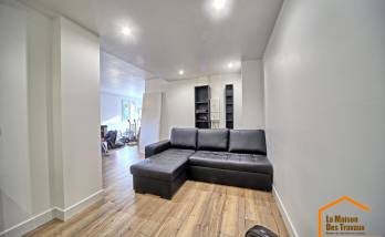 Aménagement grand salon avec home vidéo après travaux d'ouverture cloison et pose faux-plafond à Mouroux (77120)