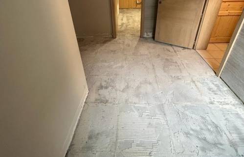 Détail - couloir après dépose du revêtement de sol - maçon 73, plaquiste 73, plombier 73, électricien 73, menuisier 73