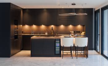 Pose d'une cuisine dans une maison neuve