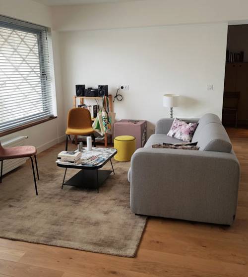 Salon rénové à Châtel avec du parquet