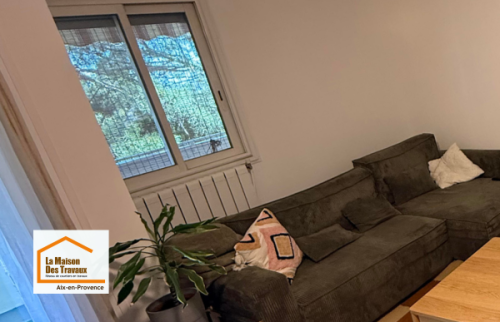     Transformation d’un salon d’appartement à Aix-en-Provence avec rénovation complète des murs et amélioration du confort intérieur. Un projet suivi par Laurent Nemer pour offrir un résultat harmonieux et durable.