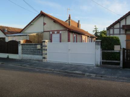 Installation de portail battant PVC et construction de clôture maçonnée en cours - Coubert 77170