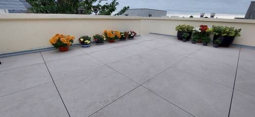 Réalisation d'une étanchéité en toiture, pose d'une terrasse céramique forte épaisseur sur plots
