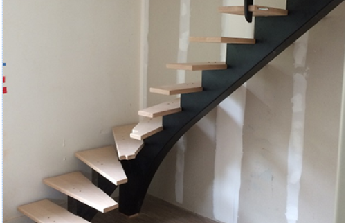 Escalier fixé avant finition