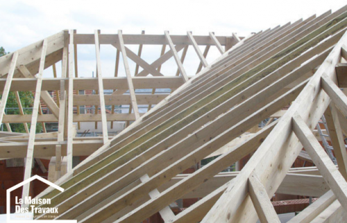 Assemblage e la structure en bois avant protection et couverture