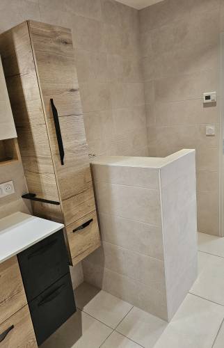 Séparation de l'espace WC de la salle de bains sans la claustra