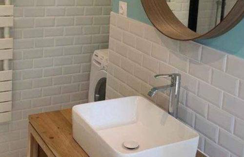 Une salle de bain colorée à Paris