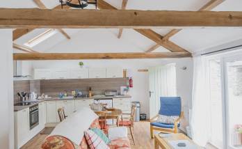 Salon hauteur sous plafond 