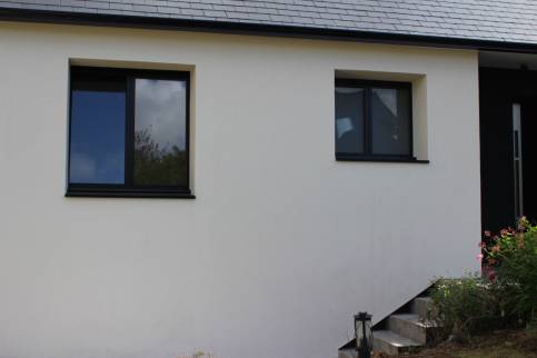 Façade fraîchement rénovée à l'enduit