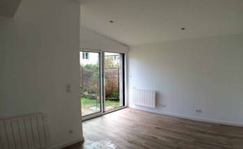 Salon avec carrelage imitation parquet