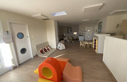 salle d'éveil jeux micro crèche La Maison Des Travaux Alès