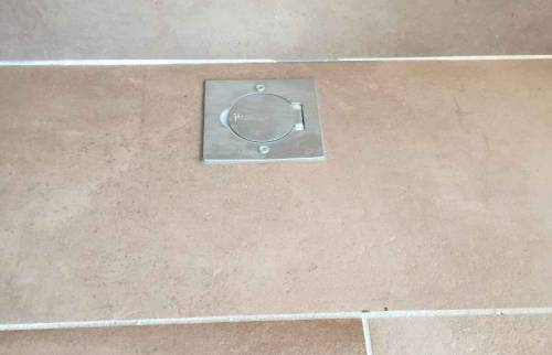 Carrelage au sol et habillage d'un bar en carreaux ciment, Maison Lyon Ouest