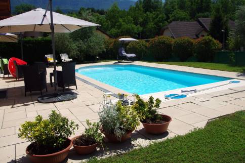 Piscine avec terrasse en pierre