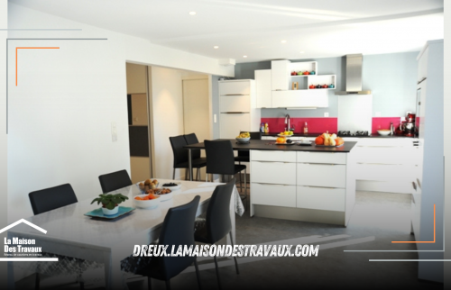 Création d'une cuisine moderne à Anet par le courtier en travaux de La Maison Des Travaux de Dreux 