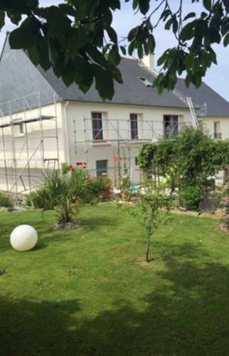 Ravalement de façade en cours et habillage ardoise réalisé à Saint-Pierre-de-Plesguin