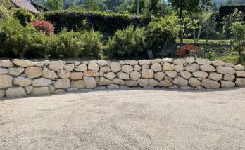 places de stationnement et mur d'enrochement