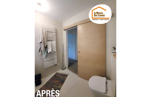 création WC salle de bains, salle de bains lumineuse, design moderne, courtier en rénovation, La Maison des Travaux Haute-Savoie
