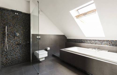 Rénovation d'une salle de bain chic et moderne sous les combles à Truyes (37320)