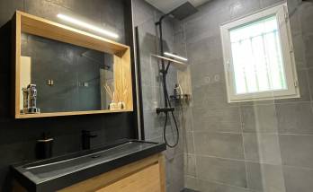 Salle de bain dans les tons gris, noir, et bois, très tendance ! 