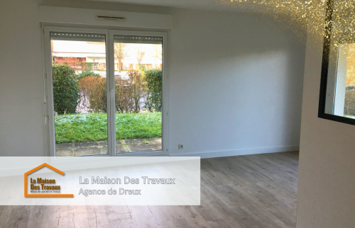 Le salon, avec ses murs fraîchement repeints en blanc et son parquet imitation bois clair, respire désormais la modernité et la luminosité. 