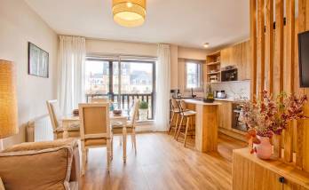 Parquet flottant en bois dans les pièces de vie