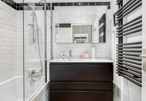 Limonest (69760) : une salle de bains rétro avec faiences métro blanches et noires