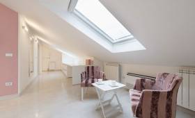 Fenêtre de toit Velux et parquet blanchi pour une chambre lumineuse à Méricourt.