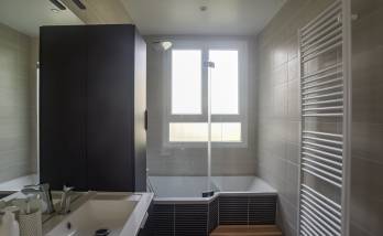 Salle de bains noire et blanche dans une maison de l’ouest lyonnais
