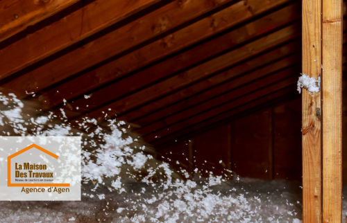 Isolation en cours des combles d’une maison près d’Agen, avec de la laine de roche projetée, assurant une couverture homogène.
