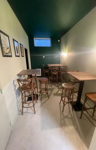 Intérieur du bar après rénovation à La Guerche-de-Bretagne