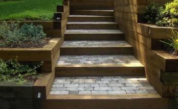 Allée de jardin en pas japonais escalier nivelé avec pierre reconstituée et cadrage bois à Meaux (77100)