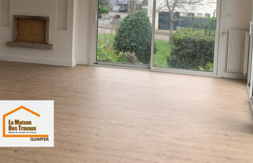 Pose soignée d’un revêtement de sol avec continuité visuelle entre les espaces, réalisée par des artisans sélectionnés par La Maison Des Travaux Quimper.