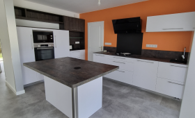 Travaux d'aménagement cuisine îlot avec IPN déco équipements encastrés dans ancien bâtiment à Pleyben (29190)
