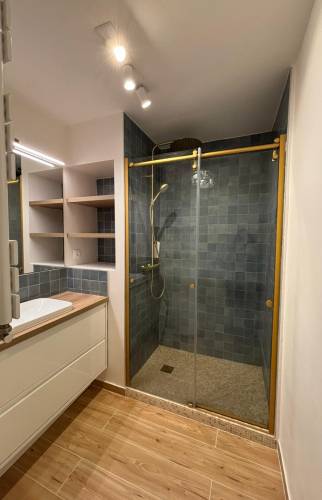 Salle de bain rénovée moderne et élégante – La Maison des Travaux Paris 17