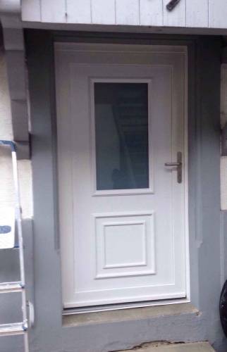 Porte d'entrée arrière PVC blanc à Village Neuf