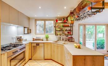 Chazay d'Azergues (69380) : Cuisine rénovée dans un esprit maison de famille dans une maison de village de l'Azergues