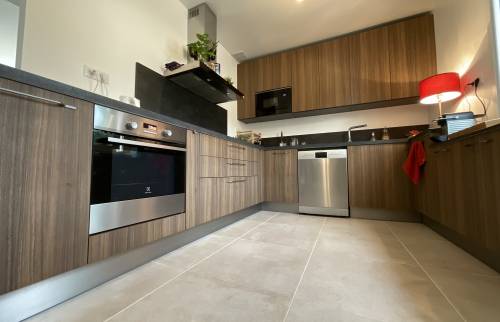 Rénovation de cuisine - blanc, noir et bois